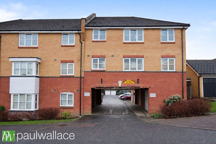 2 Bedroom Flat For Sale In Plomer Avenue, Hoddesdon, EN11