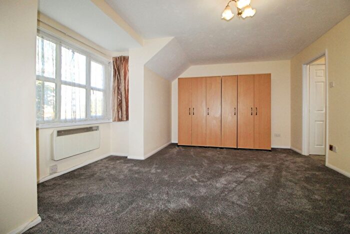 1 Bedroom Studio To Rent In Colwyn Green, Snowdon Drive, Kingsbury, NW9