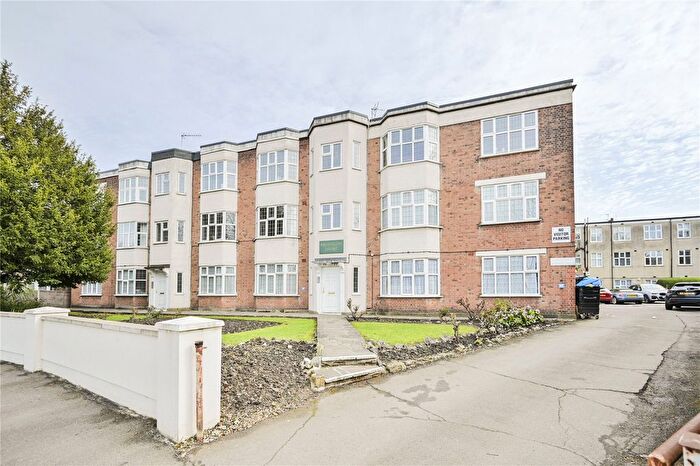 3 Bedroom Flat For Sale In Brownlow Road, London, N11