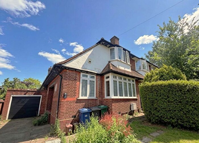 Studio To Rent In Newark Way, London, NW4