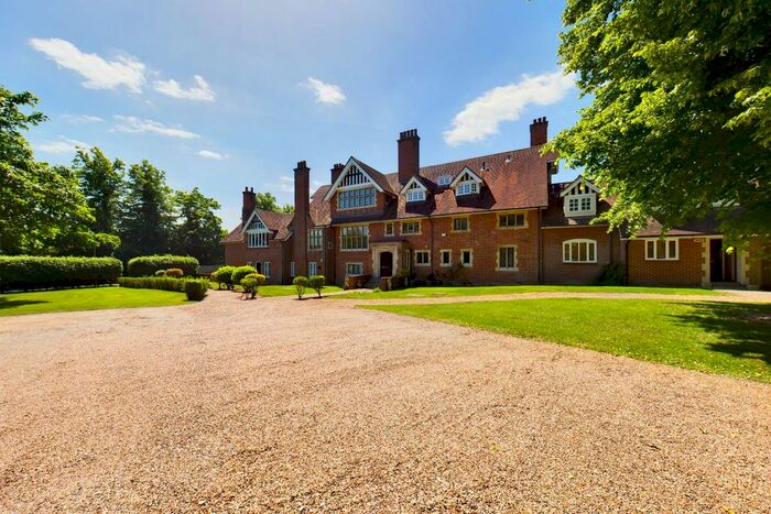 2 Bedroom Flat For Sale In Station Lane, Ingatestone, CM4