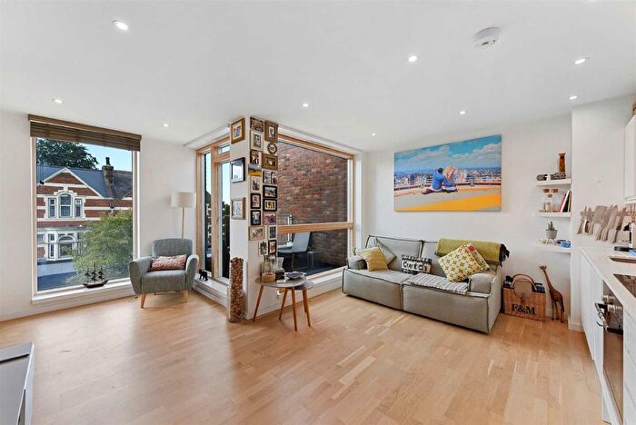 1 Bedroom Flat For Sale In High Road Leyton, Leyton, E10