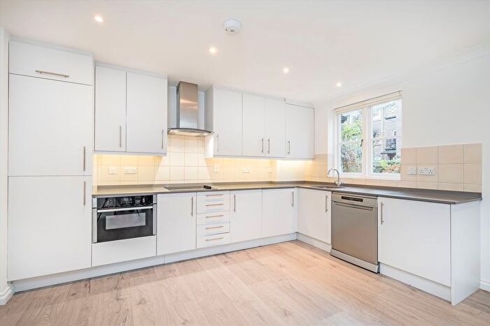 2 Bedroom Flat To Rent In Brompton Park Crescent, Fulham, London, SW6