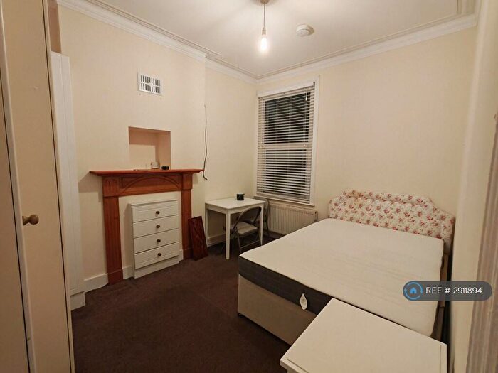 3 Bedroom Flat To Rent In Eton Avenue, London, N12
