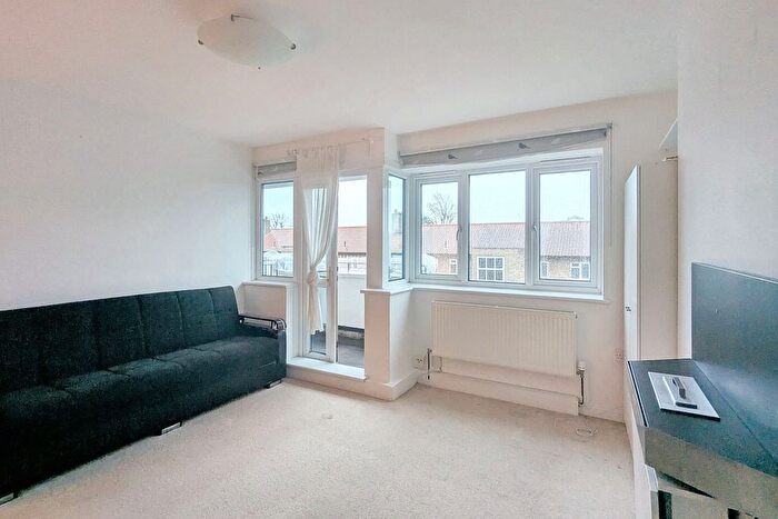 1 Bedroom Flat For Sale In Glen Albyn Road, London, SW19