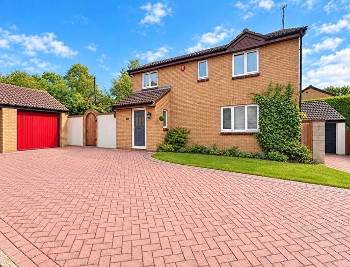 4 Bedroom Detached House For Sale In Glenfield Road, Luton, LU3