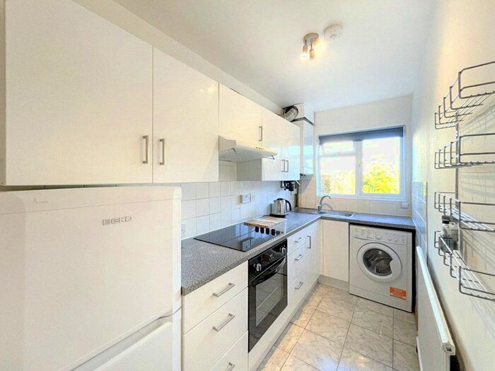 1 Bedroom Flat To Rent In Hounslow Road, Twickenham, TW2
