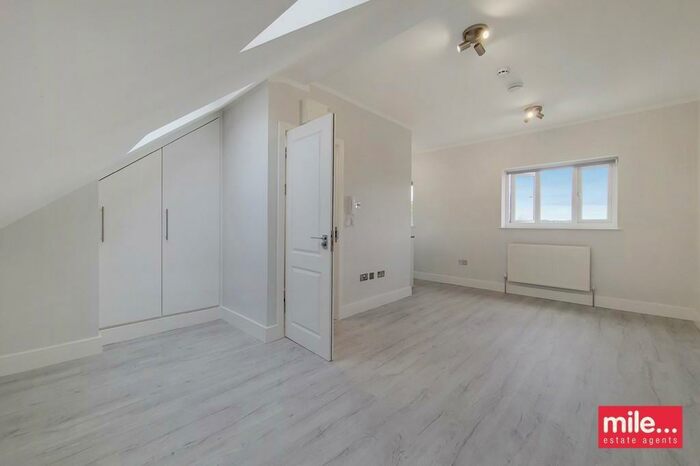 Studio To Rent In Montpelier Rise, London, NW11