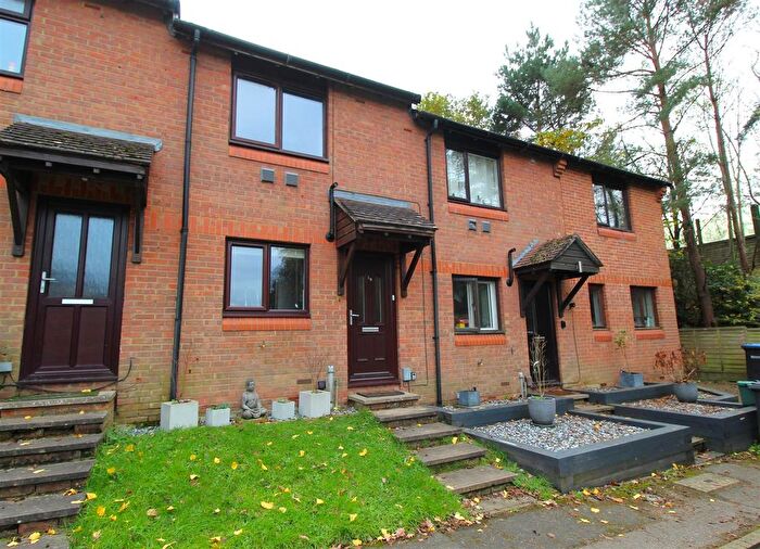 2 Bedroom Mews For Sale In Rowhurst Avenue, Addlestone, KT15