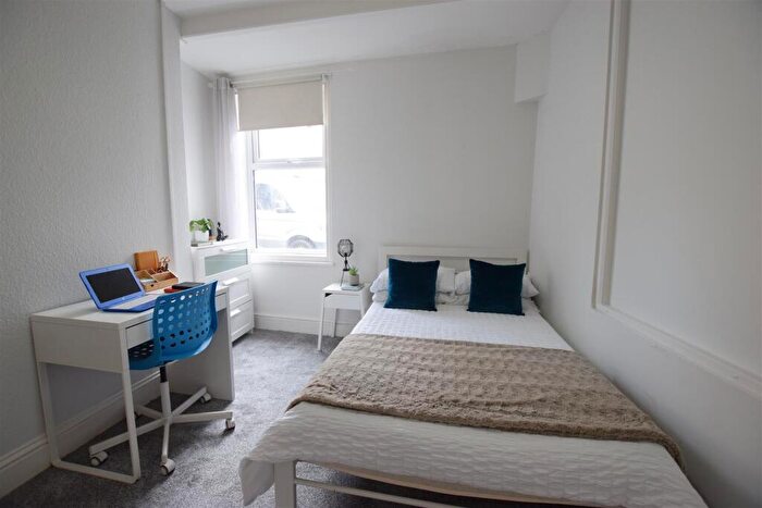 12 Bedroom End Of Terrace House To Rent In Unity Square - Bed Student House - /, LN2