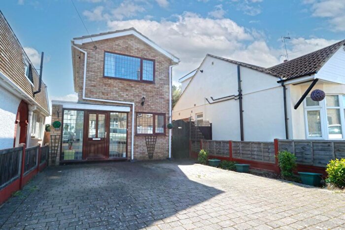2 Bedroom Detached House For Sale In Seymour Road, Hadleigh, Essex, SS7