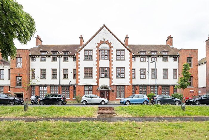 1 Bedroom Flat To Rent In Brading Crescent, London, E11