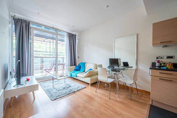 1 Bedroom Flat To Rent In Queenstown Road, Battersea Park, London, SW11