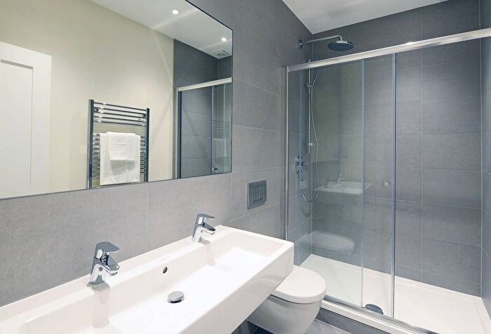 3 Bedroom Flat To Rent In Hamlet Gardens, Ravenscourt Park, London, W6