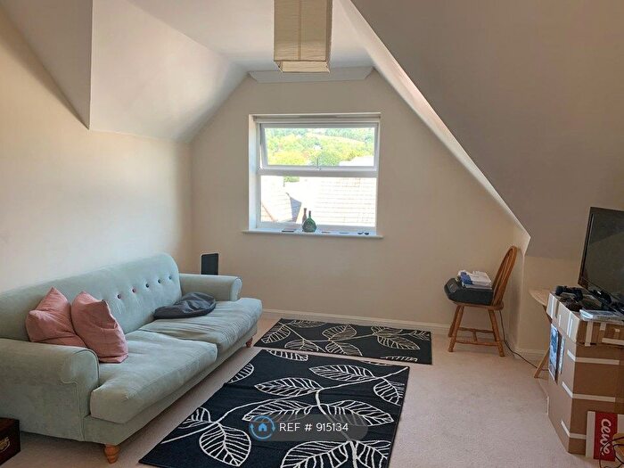 2 Bedroom Flat To Rent In Prospects Court, Reigate, RH2