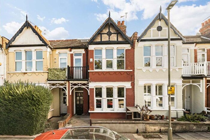 3 Bedroom Flat To Rent In Squires Lane, Finchley, N3