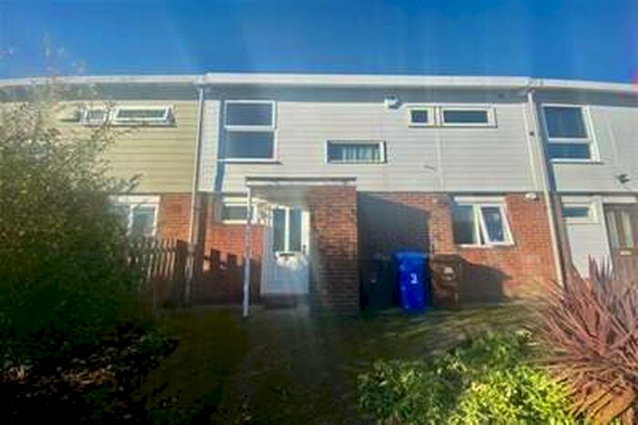 3 Bedroom Town House To Rent In Hazlebarrow Grove, S8