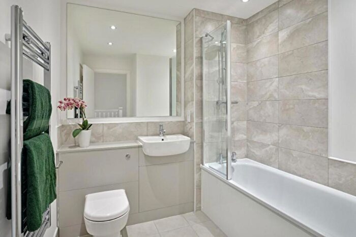 3 Bedroom Flat To Rent In Oxbow, Stephenson House, M5