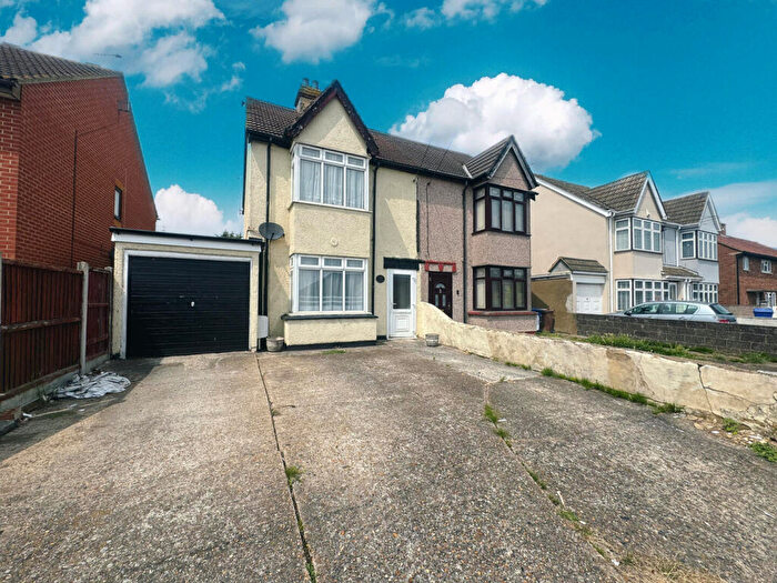 3 Bedroom Semi-Detached House For Sale In Giffords Cross Road, Corringham, SS17