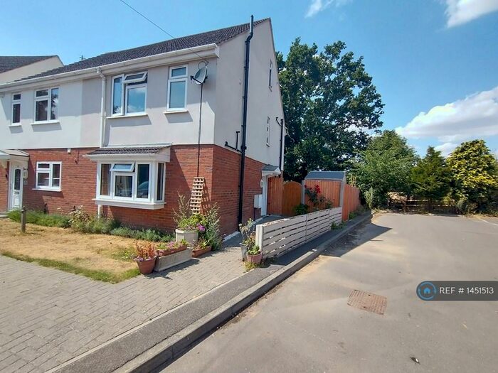 3 Bedroom Semi-Detached House To Rent In Glamis Way, Reading, RG31