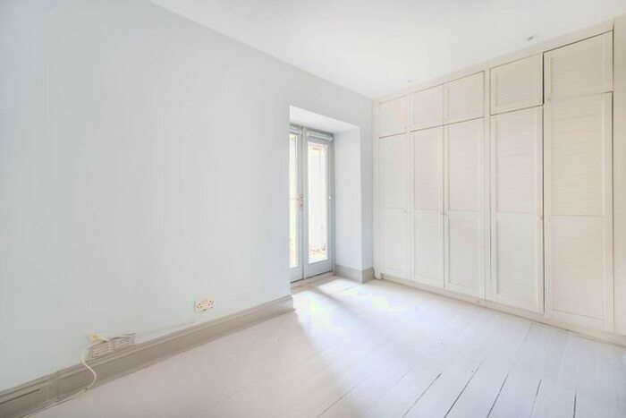 2 Bedroom Flat To Rent In Powis Gardens, Notting Hill, London, W11