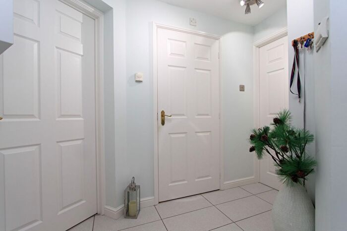 2 Bedroom Flat For Sale In Gunner Grove, Montgomery House, B75