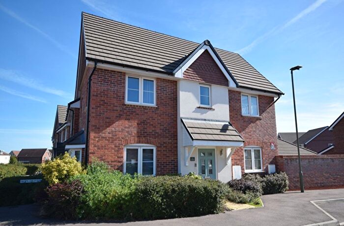 3 Bedroom Semi-Detached House For Sale In Hops Drive, Badshot Lea, Farnham, GU9