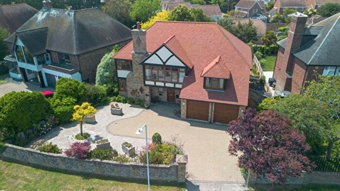 4 Bedroom Detached House For Sale In Dumpton Gap Road, Broadstairs, CT10