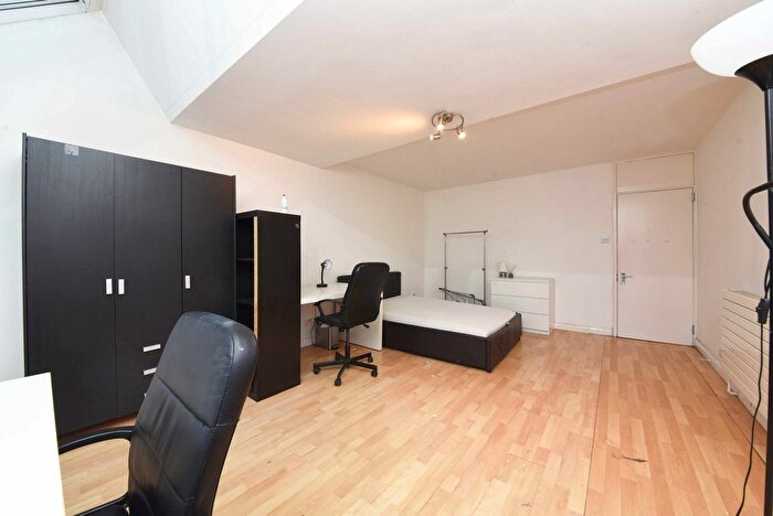 3 Bedroom Flat For Sale In Foundling Court, London, WC1N