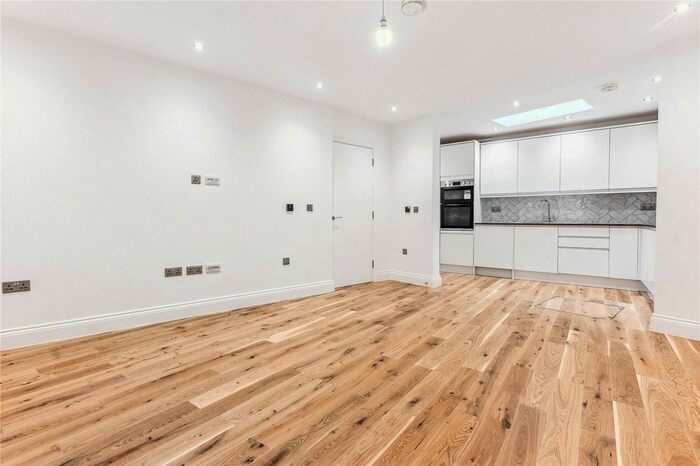 2 Bedroom Flat To Rent In Askew Road, London, W12
