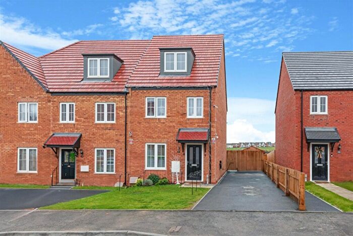 3 Bedroom Town House For Sale In Mistletoe Gardens, Weldon, Northamptonshire, NN17