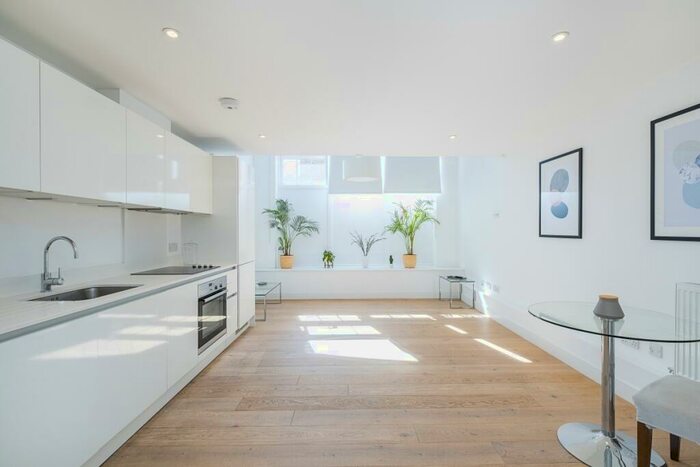 1 Bedroom Maisonette To Rent In Clyde Square, E14