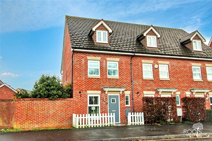 3 Bedroom End Terrace House For Sale In Urquhart Road, Thatcham, Berkshire, RG19