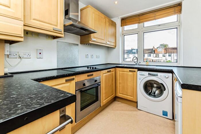 2 Bedroom Flat For Sale In Galpins Road, Thornton Heath, CR7