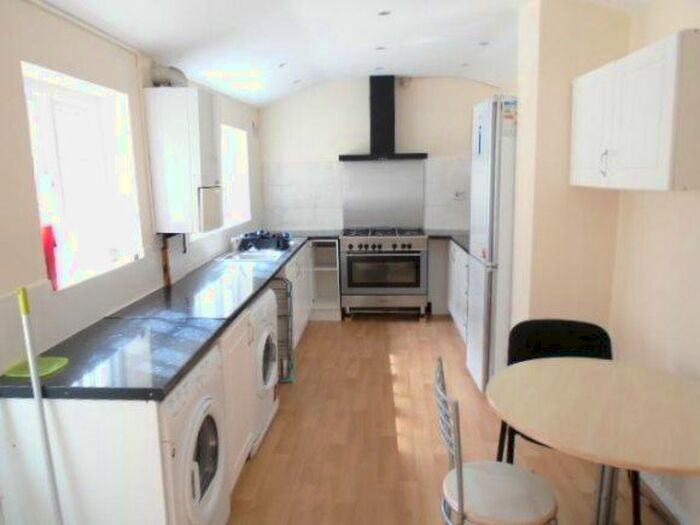 5 Bedroom Semi-Detached House To Rent In New Road, Chatham, ME4