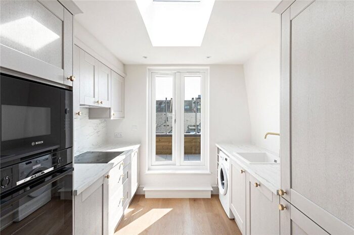 3 Bedroom Flat To Rent In Garratt Lane, London, SW17