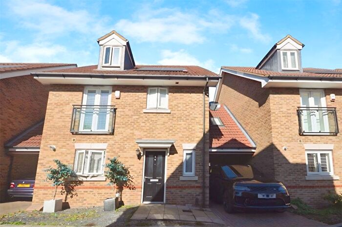 4 Bedroom Link Detached House To Rent In Savoy Grove, Hornchurch, Essex, RM11