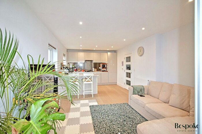 2 Bedroom Flat For Sale In Champlain Street, Reading, RG2