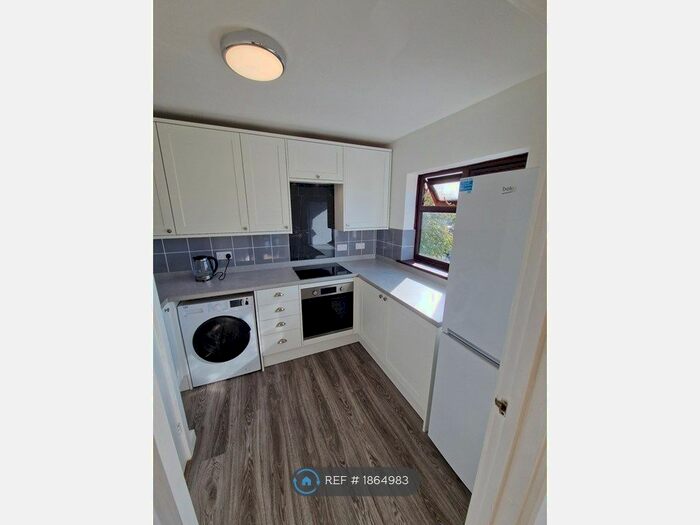 2 Bedroom Flat To Rent In Dunlin House, Liphook, GU30