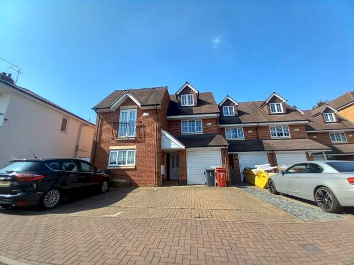3 Bedroom Semi-Detached House To Rent In Slough, Berkshire, SL1