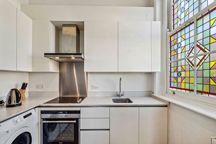 2 Bedroom Flat To Rent In Walpole Gardens, Turnham Green, W4