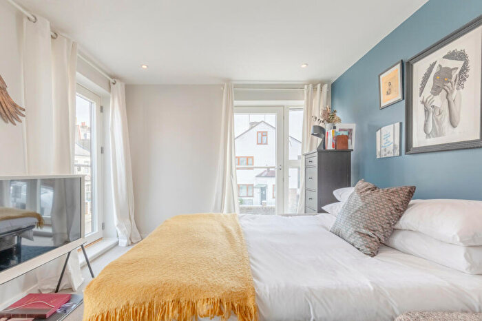 2 Bedroom Apartment To Rent In Taybridge Road, London, SW11
