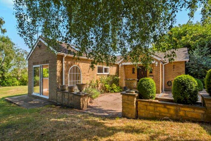 3 Bedroom Detached Bungalow To Rent In The Green, Witney, OX29