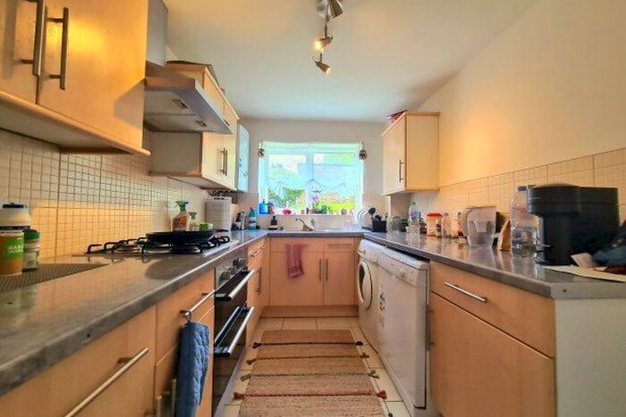 2 Bedroom Flat To Rent In Hillview, Bromley, BR2