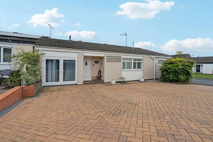 4 Bedroom Semi Detached Bungalow For Sale In Dinglederry, Olney, MK46