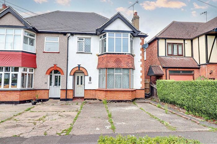3 Bedroom Flat For Sale In Westbourne Grove, Westcliff-On-Sea, SS0
