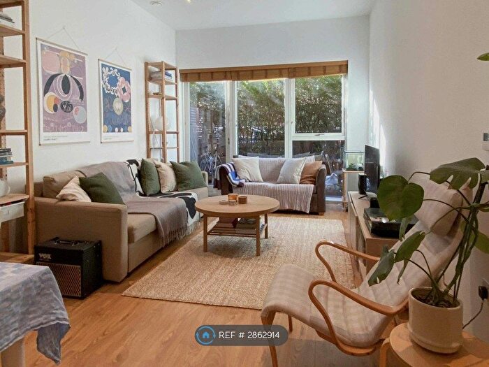 2 Bedroom Flat To Rent In Hogan Court, London, SE5