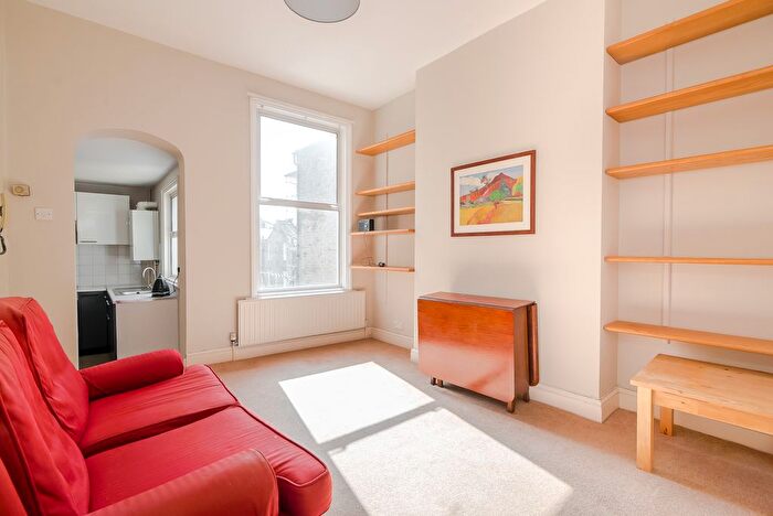 2 Bedroom Flat To Rent In Limburg Road, Battersea, London, SW11