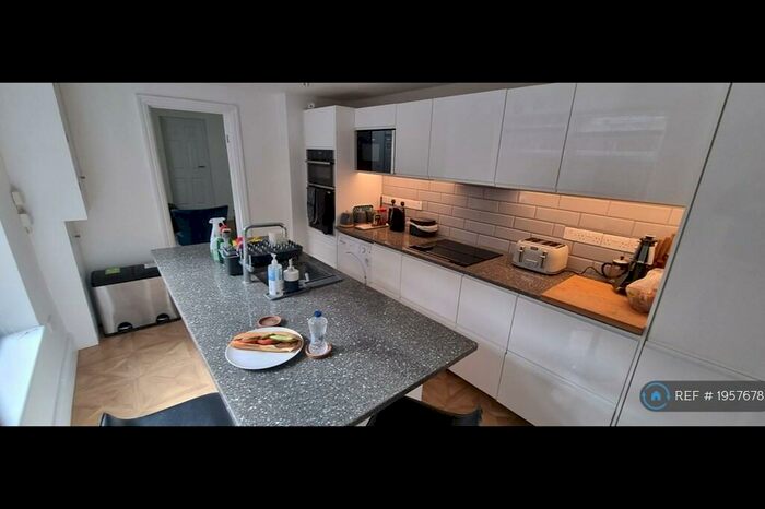 2 Bedroom Flat To Rent In Whittington Road, London, N22