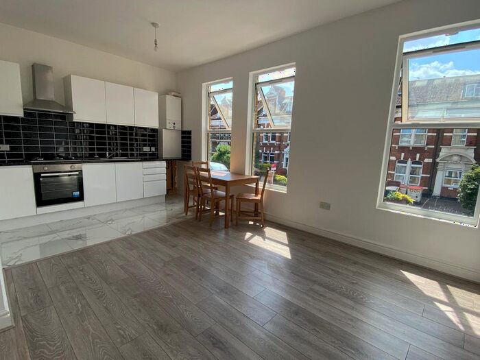 2 Bedroom Flat To Rent In Trinity Road, Wandsworth, London, SW17